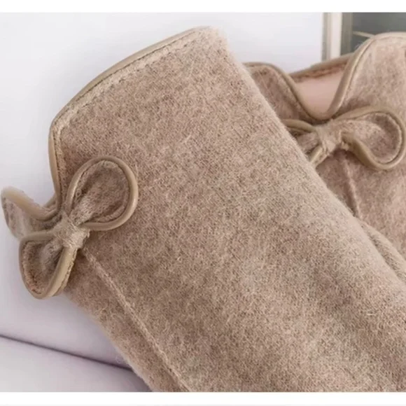 Luxury Cashmere Merino Wool Gloves Classic Beige Driving Winter mittens with bow - Picture 3 of 11